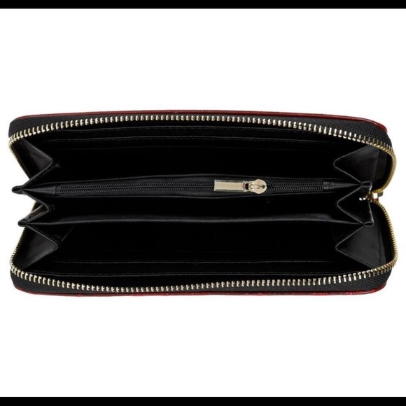 BCBG Ruby Wrislet wallet - Picture 5 of 5